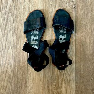 Sorel Ella II black sandals size 10